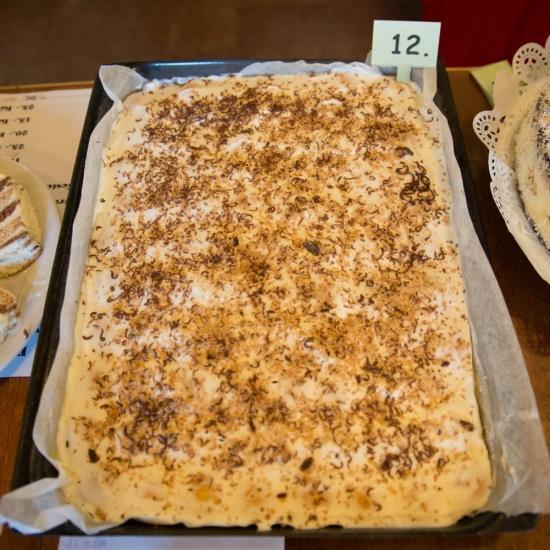 Krémeš Monika Vladárová 2 balení BEBE sušenek, 1 l mléka, 3 vanilkové pudinky, 500 g bílého jogurtu (mascarpone), cukr dle chuti 1 pomazánkové máslo, 1 šlehačka ke šlehání, 150 g bílého jogurtu,