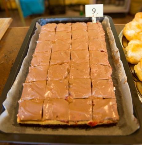 Jahodová buchta Jaroslava Gurinová 3 vejce, 1 sklenička vlažné vody, 1/2 dcl oleje, 2 skleničky polohrubé mouky, prášek do pečiva, 1 sklenička cukru, kakao 25 dkg másla, 20 dkg cukr moučka, 25 dkg