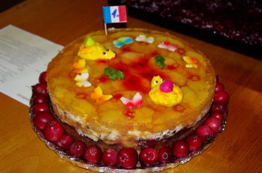 Piškotový dort ALA DOMA Jan Hencl Těsto - 2 vajíčka, 150g polohrubé mouky, 125g cukru moučky, 50ml oleje, 125ml mléka, 1 /2 prášku do pečiva Náplň - krém od Dr.