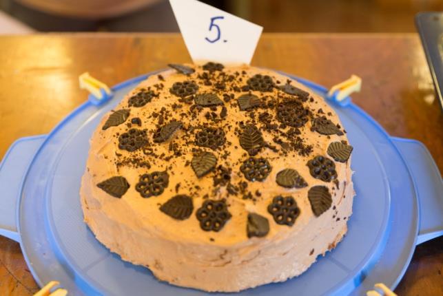 Čokoládový dort s malinami Tereza Stehlíková Těsto 3 vejce, 150 g cukru, 3 lžíce oleje, 3 lžíce vody, 150 g mouky, 1 kypřící prášek, kakao Krém 2 pudinky, 1 máslo, ¾ l mléka, 50 g čokolády (50%)