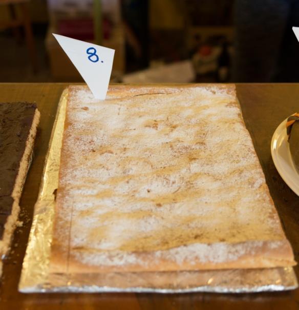 Jablkový koláč Pavlína Sodomková Těsto - ½ kg hladké mouky, 1 prášek do pečiva, citronová kůra, 1 vanilkový cukr, 8 dkg cukru, 8 dkg rozpuštěného másla, špetka soli, 1 vejce, menší hrnek mléka, Náplň