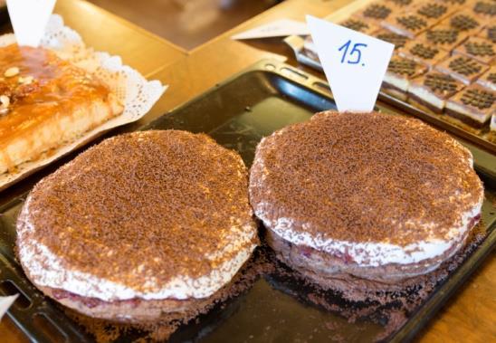 Čokoládový dort bez mouky jako peříčko Kateřina Hofmannová 6 vajec, 120 g čokolády na vaření, 120 g cukru krupice, ½ prášku do pečiva Višňová marmeláda Schwartau (1 ks), 2 šlehačky, 1 ztužovač