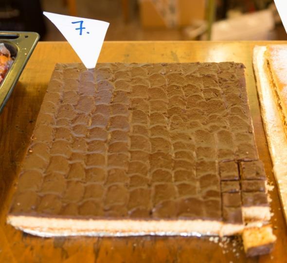 Jogurtový koláč Oldřich Berka Těsto - 2 hrnky polohrubé mouky, 1 hrnek hladké mouky, prášek do pečiva, ½ hrnku cukru, 200 g jogurt, 3 vejce, ¼ hrnku oleje, ½ hrnku medu, citronová kůra Poleva