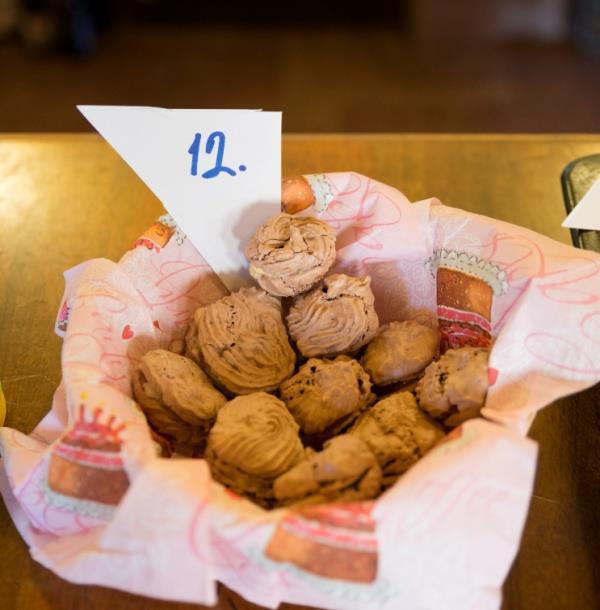 Makronky Matouš Pižl Těsto 100 g mandlové moučky, 130 g cukru krystal, 50 g drcených kakaových bobů, 200 g