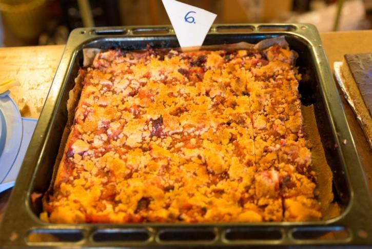 Jablkový koláč Alena Henclová Těsto 2 hrnky polohrubé mouky, 0,75 hrnku cukru, 0,75 hrnku vody, 0,75 hrnku oleje, 1 prášek do pečiva Náplň 1 kg jablek, vanilkový pudink Drobenka na těsto smícháme a