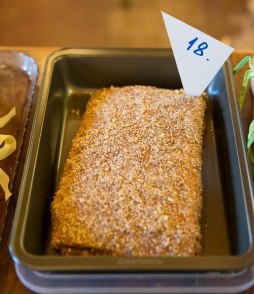 Medovník Monika Vladárová Těsto 3 vejce, 300 g moučkového cukru, 1 lžička jedlé sody, 5 lžic medu, 390 g hladké mouky Krém 250 g másla, 1 salko (karamel) Posyp vlašské ořechy, 1 lžička kakaa, 1