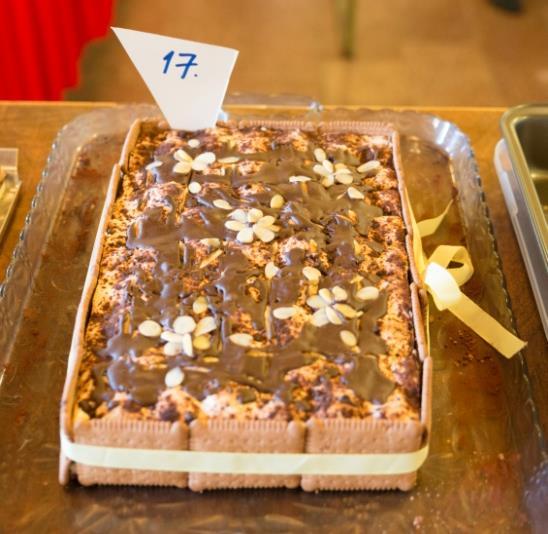 Babovřezy Iva Vladárová Těsto 6 vajec, 6 lžic cukru moučka, 1,5 lžíce oleje, 2 lžíce kakaa, 6 lžic polohrubé mouky, ½ prášku do pečiva Náplň 3 pomazánková másla, 4 bílé jogurty, 1 vanilkový cukr