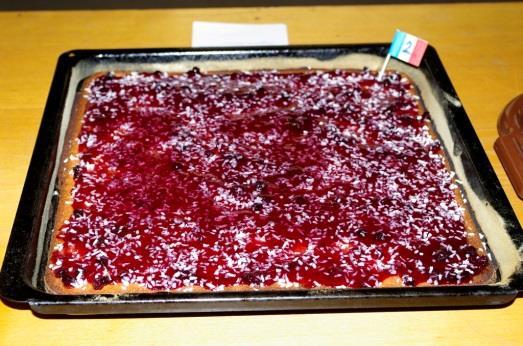 Rychlý jablečný koláč Jana Havelková 400g hrubé mouky 400g krupicového cukru 3 celá vejce 2dl oleje 2 lžičky jedlé sody
