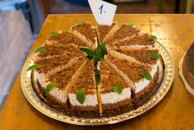 Krémové řezy Tereza Štromová Těsto - Na formu o průměru 22 cm: 3 vejce, 90 g cukru krupice, 70 g polohrubé mouky, 1 lžička prášku do pečiva, 4 lžíce kakaa, 2 lžíce rostlinného oleje Krém 500 ml