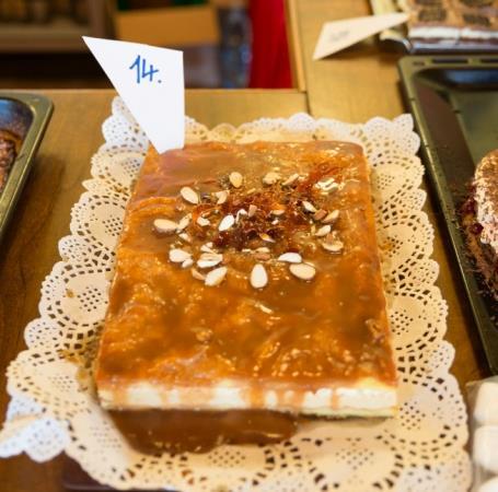 Karamelové řezy Hana Sokolová Těsto 1 kostka másla, 1,5 hrnku hladké mouky, 8 vajec, 3 hrnky vody 1. náplň 3 hrnky mléka, 2 sáčky karamelového pudinku, 1 kostka másla, 2 lžíce moučkového cukru 2.