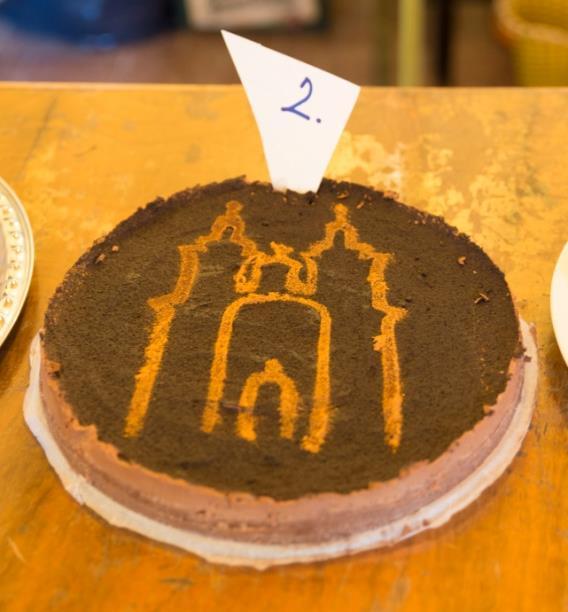 Nepečený čokoládový cheesecake Klára Bernatová 1 balíček Bebe sušenek tmavých, 100 g másla, 500 g měkkého tvarohu, 250 ml smetany ke šlehání, 300 g čokolády na vaření, kakao Formu si vysteleme