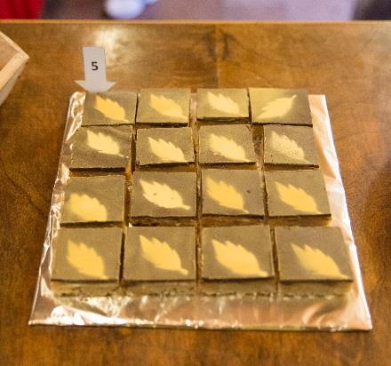 Karamelový řez Gabriela Vrzalová Těsto - 1 hrnek polohrubé mouky, ½ hrnku hnědého cukru, 1/,2 hrnku strouhaného kokosu, 125 g másla Karamelová náplň - ½ hrnku másla, ½ hrnku hnědého cukru, 395 g