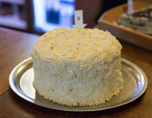 Svatební dort Tereza Štromová Kakaový korpus - 150g krupicového cukru, 80 g hladké mouky, 20 g hrubé mouky, 4 vejce, 50 g oleje, 30 g kakaa Ořechový korpus - 180 g práškového cukru, 5 vajec, 20 g