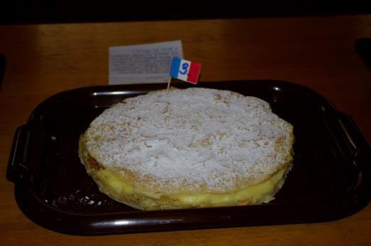 Pudingový jablečný koláč Iva Vladárová 500g listového těsta, 4 až 5 nastrouhaných jablek piškoty, 2 vanilkové pudingy, skořice, 750ml mléka 1 /2 listového těsta