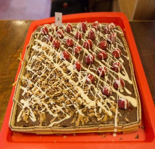 Buchta s karamelem Monika Vladárová Piškotové těsto - 2 vejce, 300 g hladké mouky, 250 ml mléka, 200 g cukru, 100 ml oleje, 2 lžíce kakaa, 1 prášek do pečiva Náplň - 2 tvarohy, cukr dle chuti Na