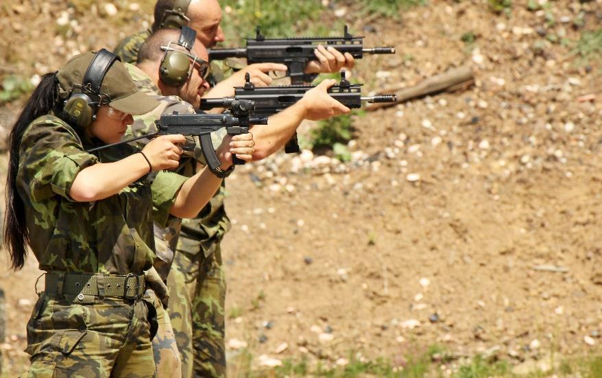 2 Kategorie Samonabíjecí puška se skládala ze střelby z CZ 858 (terč 3x NLF s kruhy, 50 m, 15 nábojů, ve stoje, v kleče a vleže) a z CZ 805 Bren S1 (terč 50/20, 50