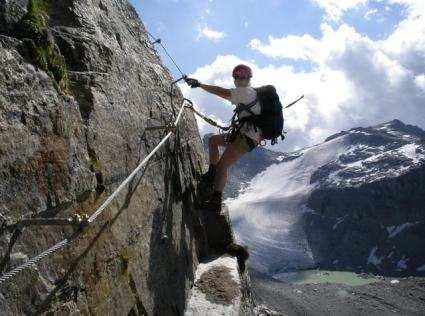 Zkrácení trasy: na křiž. se zn. 12 za Düsseldorfer Hütte (Rifugio Serristori) doleva ke Kanzelhütte a sjet lanovkou č. 2 do údolí Innersulden a po cestě k penzionu.