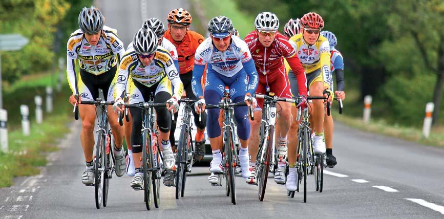 km diktuje tempo skupina s Kadlecem a Benčíkem. Prémii na Libkovickém vrchu v Bošově vyhrává Bečka z Whirlpoolu druhá skupina tady na 93. km ztrácela 4:40 min. Rychlostní prémii v K.