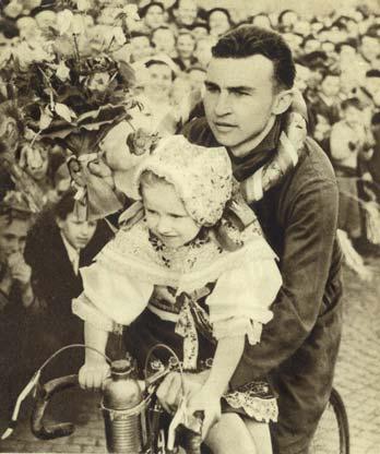 Eman - Josef Křivka Další řádky by měly přinést oživení vzpomínek na muže, který na mistrovské silnici dokázal v poválečné Victorii přervat po 8 letech sérii titulů šampiona republiky Jana Veselého!