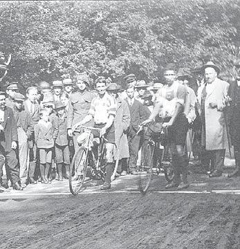 1. ročník závodu PRAHA KARLOVY VARY PRAHA, 1921 ŘÁDKY Z HISTORIE 1921 Závod sám sleduje též cíle propagační a jest veden i územím zněmčeným.
