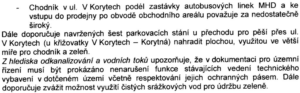 3 - Chodník v ul. V Korytech podél zastávky autobusových linek MHD a ke vstupu do prodejny po obvodì obchodního areálu považuje za nedostateènì široký.