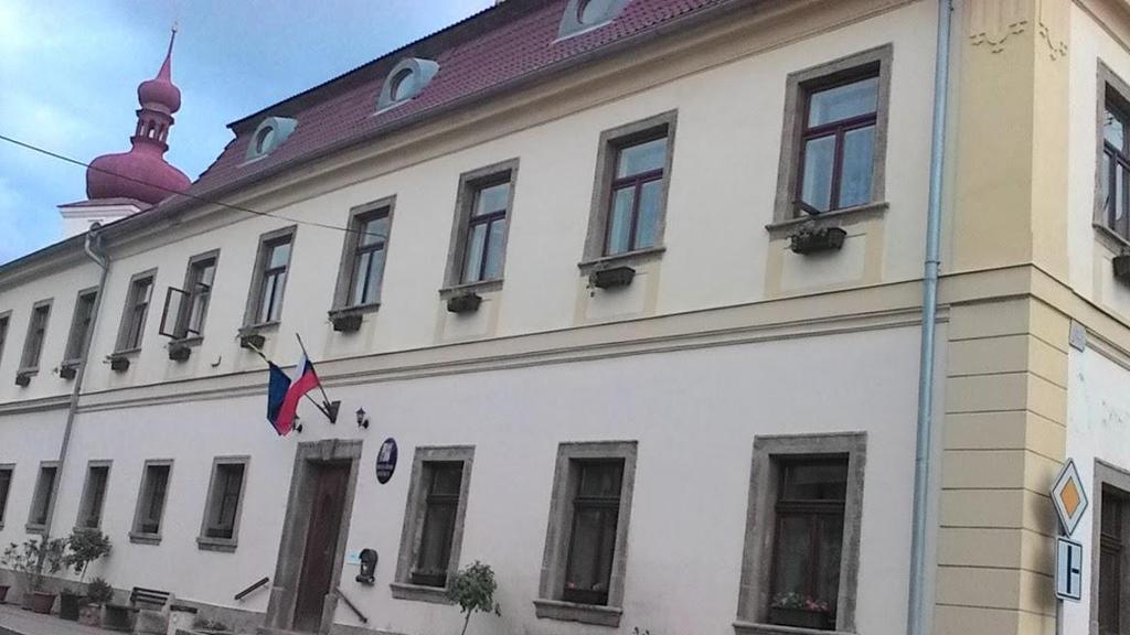 Počet obyvatel: 1530 Základní škola: 1.- 9.