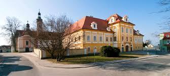 Počet obyvatel: 4 135 Základní škola: 1.- 9.
