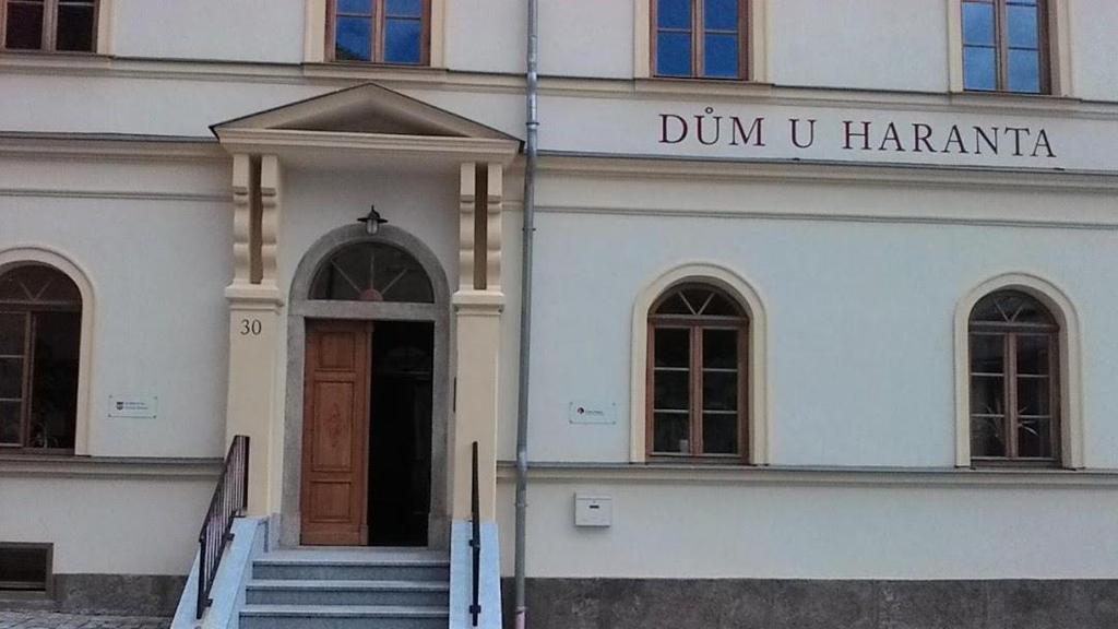 Počet obyvatel: 921 Základní škola: 1.- 9.