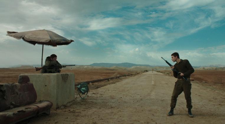 FOXTROT Drama, Izrael, 2017 113 min Režie: Samuel Maoz Scénář: Samuel Maoz Kamera: Giora Bejach Střih: Arik Leibovitch, Guy Nemesh Hrají: Lior Ashkenazi, Sarah Adler, Yonaton Shiray, Shira Haas, a