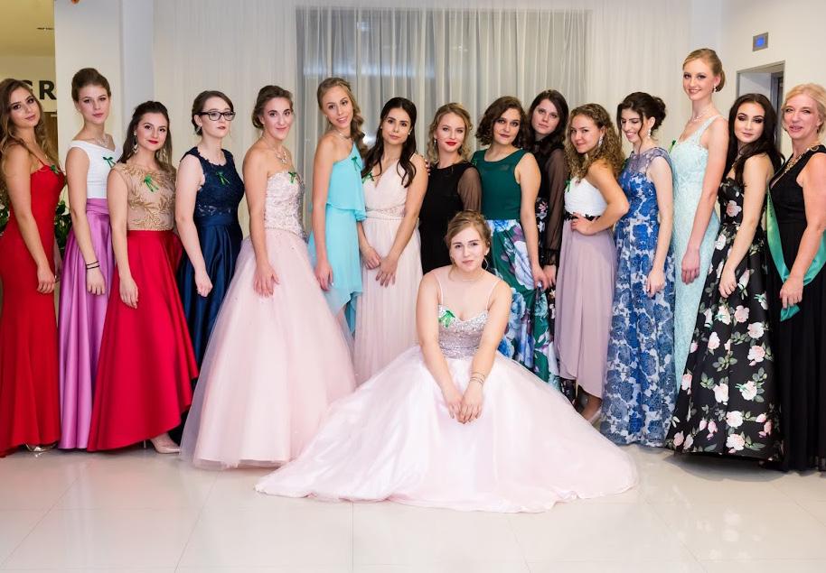 Tilgnerka 3 škr. šk. rok 2014/2015 2017/2018 č.1 sa pomalým elegantným krokom presunuli na pódium, nebolo cesty späť.