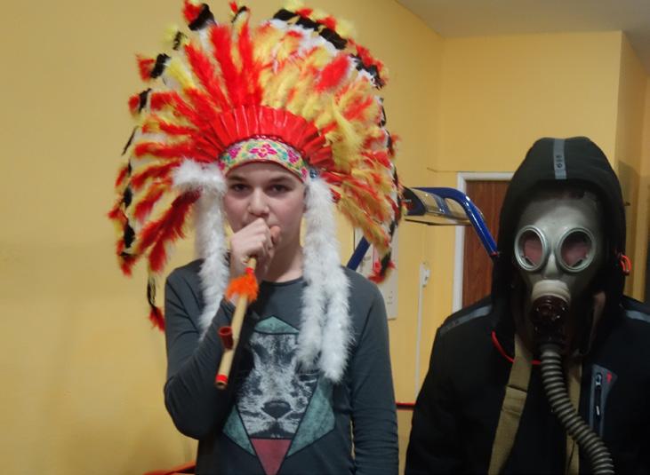 Kuchárky a kuchári nám uvarili skvelú večeru. Prvý deň si nás naši inštruktori rozdelili do skupín od začiatočníkov až po tých skúsenejších. Mali sme krásnu modrú oblohu a trblietavý sneh.