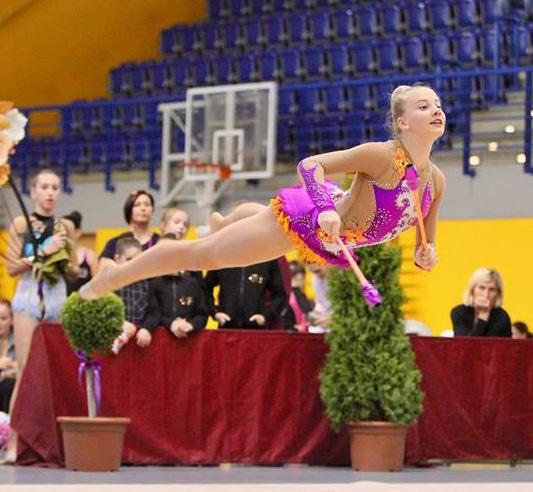 škr. šk. rok 2014/2015 2017/2018 Tilgnerka č.1 3 Lujza Nosáľová, 1.A b Lujza, akému športu sa venuješ? Venujem sa modernej gymnastike. Kde trénuješ?