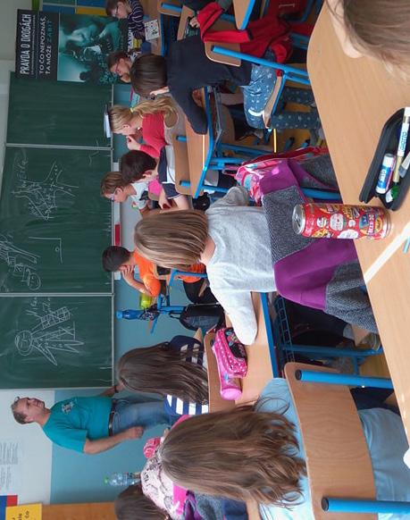 V praxi to znamená, že na školu príde dvojica prednášajúcich z rôznych krajín, ktorí vo vybraných triedach prednášajú o svojich krajinách, ich zvykoch, ale aj o tom, ako spolu máme žiť a