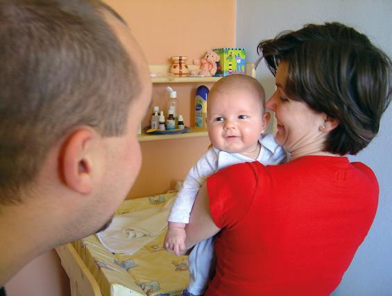 Od narození do 2. měsíce První sociální úsměv Při sociální komunikaci, jak jsme ji právě popsali, nás děťátko nejdříve odmění jen tím, že nás bude pozorně sledovat.