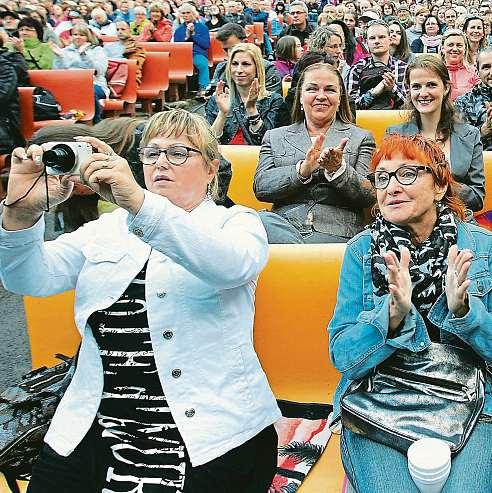 Přímo v centru festivalového dění čeká malé ivelké zájemce řada atrakcí, jako je bublinová ažonglérská show, zorbing nebo zumba.