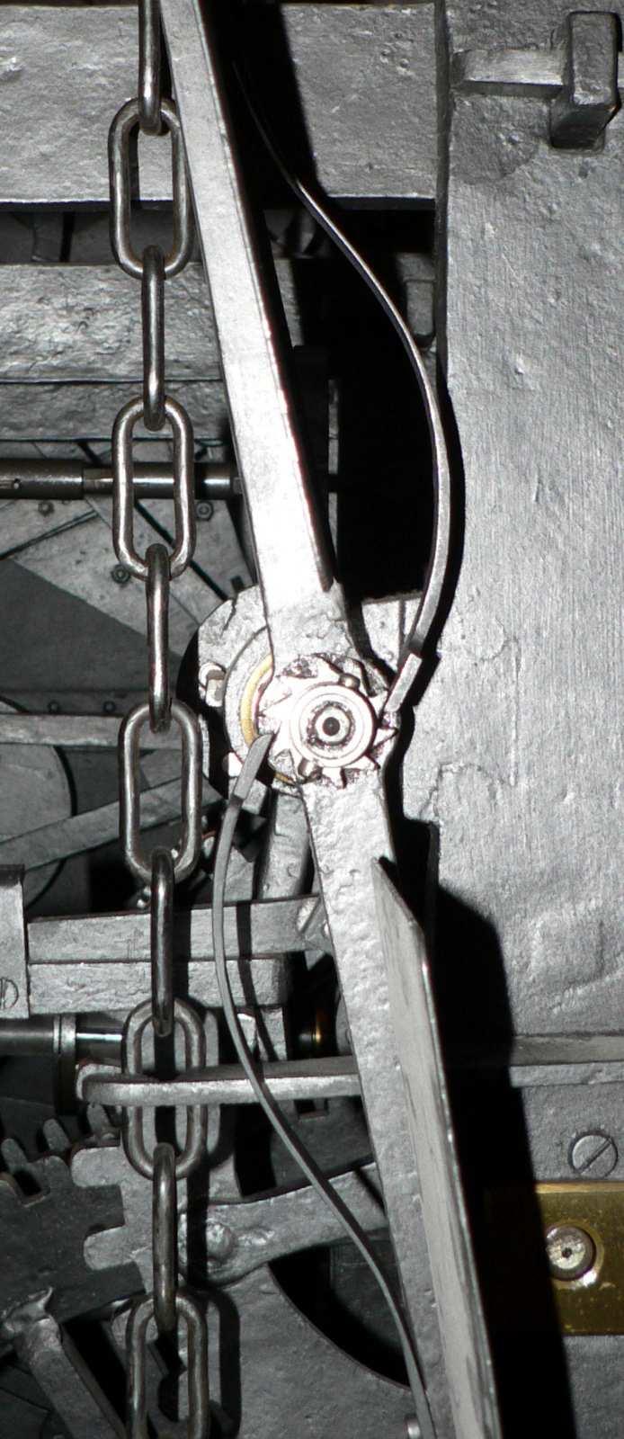(Dočasná náhrada drátěnou zpruhou.) Nutná oprava tvaru zpruhy. Je příliš krátká a také nevhodně opravená. Chronometr napřed o 6 sekund za týden, seřízení regulačním šroubem o půl dílku.