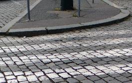 v úrovni s komunikací pro pěší a zvýšený vůči sousední vozovce.