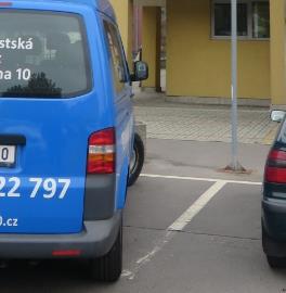 povrchů vyhrazeného parkovacího místa a navazující pěší komunikace bez