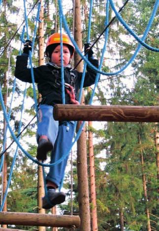 Tarzánie. Bylo to těžké, ale i přes bolest svalů jsme jej úspěšně zachránili. Vymrzlí z výšin jsme se šli ohřát a občerstvit zpátky do Bradavic.