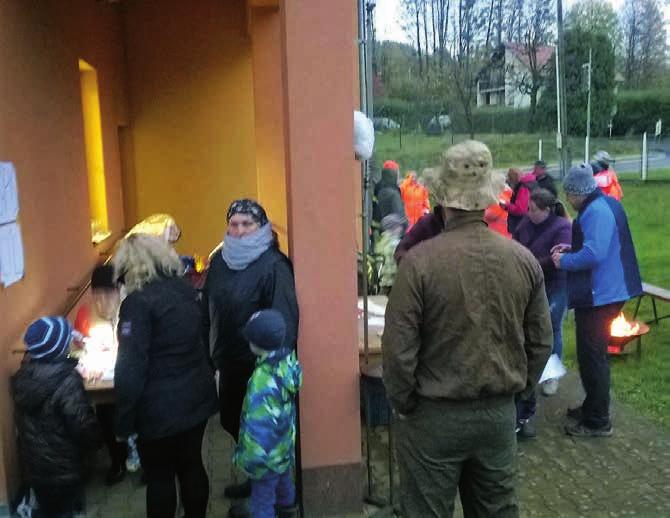 33 Všechny děti a rodiče měli k výběru přes 50 her, které si mohli zahrát a objednat. V mezičase si všechny děti mohly opéct s rodiči buřta a od 17:30 hodin začal pochod.