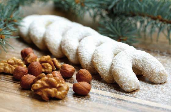Babiččiny vanilkové rohlíčky Ingredience: 350 g hladké mouky 150 g moučkového cukru 100 g mletých vlašských ořechů 250 g másla 1 vejce 1 vanilkový cukr na obalování Postup: Z mouky, cukru, pomletých