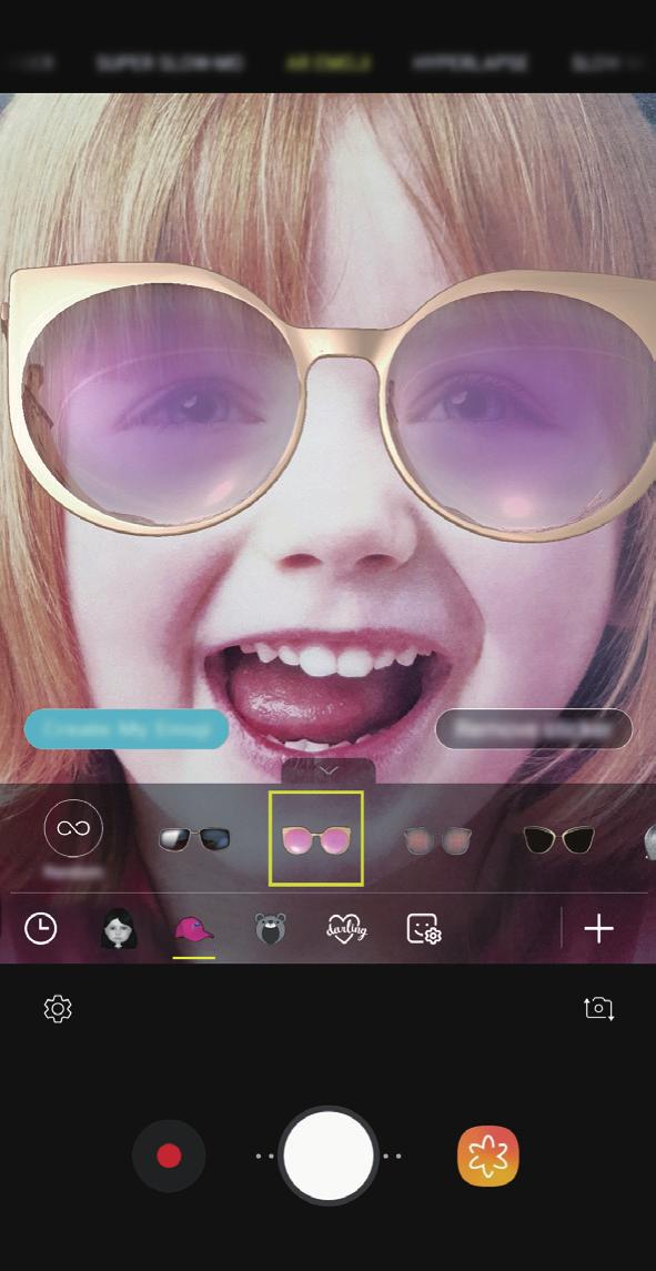 Aplikace a funkce Živé nálepky Pořizuje fotografie a videa s různými živými nálepkami. Když pohnete obličejem, budou nálepky sledovat vaše pohyby.