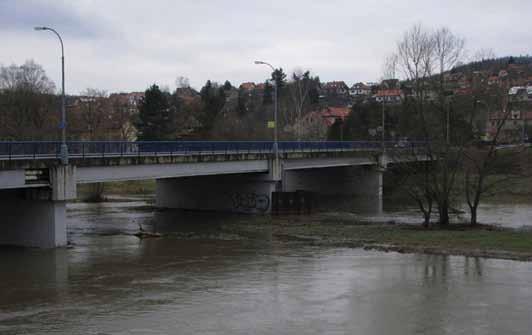 Na ní je navržena železobetonová tížná zeď s kamenným obkladem a stabilizací základu v místě břehu kamenným záhozem a dlažbou.