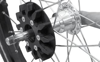 Kontrola a údržba vozíku Croozer Údržba os oběžných kol Abyste mohli nosná kola rychle namontovat a odmontovat, jsou osy opatřeny speciálním mechanismem.