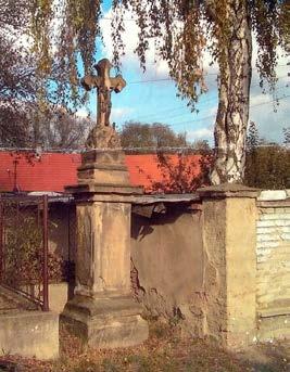 Hallašův kříž ve Zlonicích po opravě, foto archiv Libuše Novotné Hallašův kříž ve Zlonicích před opravou, foto archiv Libuše Novotné něm dříve visel obraz ukřižovaného, konaly se tam zmíněné mše.