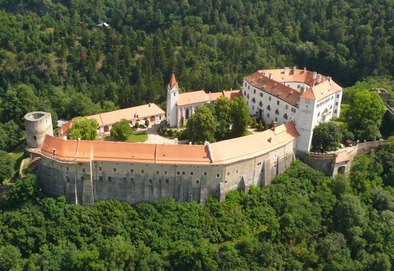 Závěsné konzolové lešení FOX na státním hradu Bítov Jan Strakoš, Coleman S.I., a. s. Coleman S.I., a. s. Ikona Vranovské přehrady státní hrad Bítov patří s datem založení z poloviny 11.