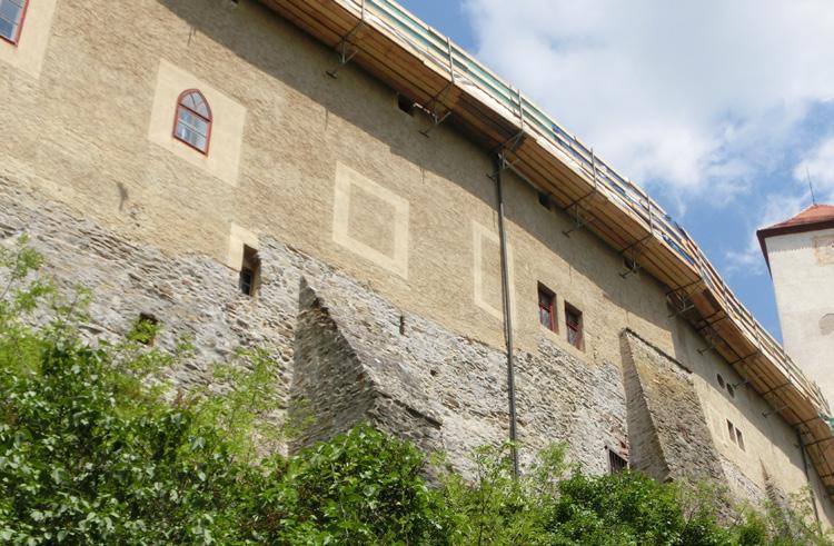Přes toto lešení se na lanech vytahovalo konzolové lešení přes vytvořené manipulační otvory ve střeše na půdu a poté přes celou půdu až na místo, kde se protahovalo dalším otvorem ve střeše na místo