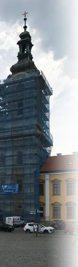 římsami, které nebyly ze spodu vidět. Vzhledem k větší vzdálenosti od fasády než se předpokládalo bylo nutné použít vnitřní konzoly š. 0,36 m (obr. 2). Ad.