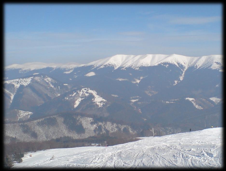 December Zima v plnom prúde, každý dom zdobí vianočný stromček a všetky deti sa tešia na Mikuláša a na darčeky od Ježiška. Guľatý biely pán s hrncom na hlave opäť stráži záhrady.