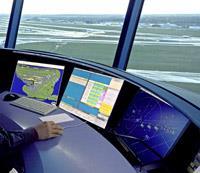 Přehledové systémy a princip sledování Současný přehled na letišti je zajišťován vizuálně řídícím letového provozu.